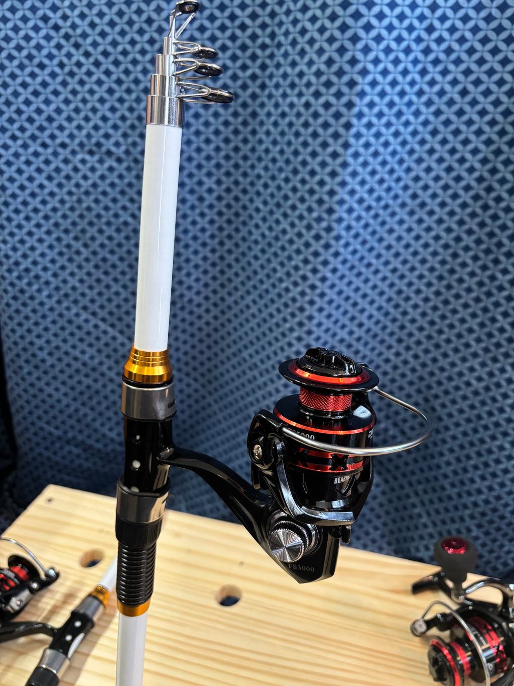 Fishing Pole easy Storage 6 white pole metal reel